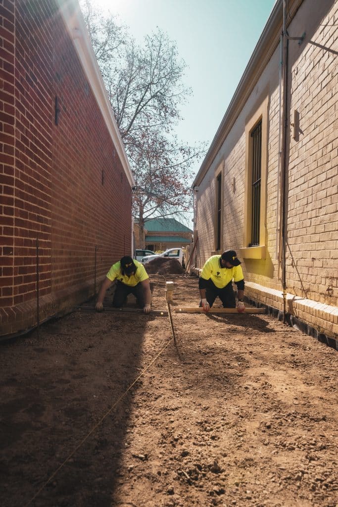 Levelling a paving site